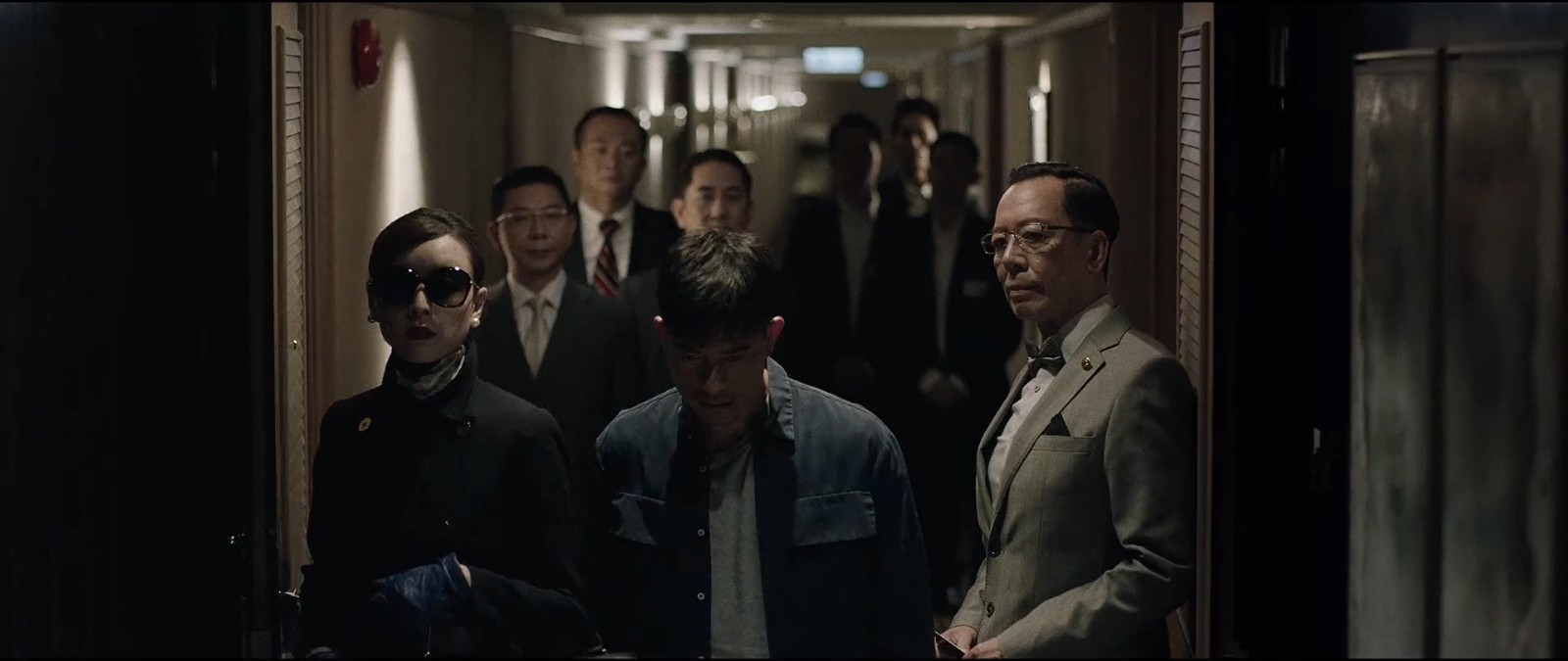 重回港片巅峰的高分电影《无双》 假钞专家与警察斗智|无双|李问|画家_新浪新闻