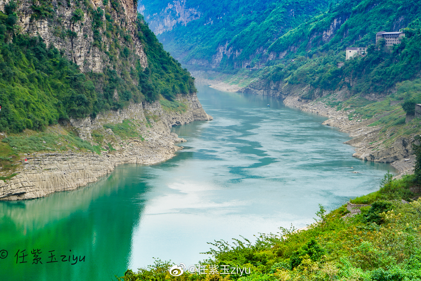 重庆武隆的山水清新灵秀沿着芙蓉江有一条公路正好适合观景