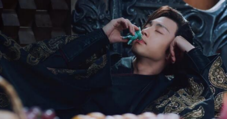 贵为火神, 为何旭凤背上会有那么多条伤疤? 原因很感人!