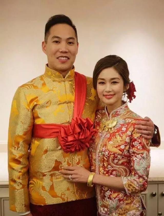 34岁tvb演员岑丽香宣布怀孕,穿破洞裤依偎在老公怀里笑得超开心