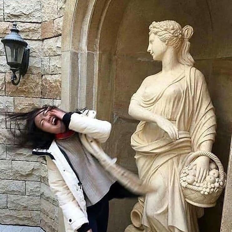 被玩坏了的雕塑…