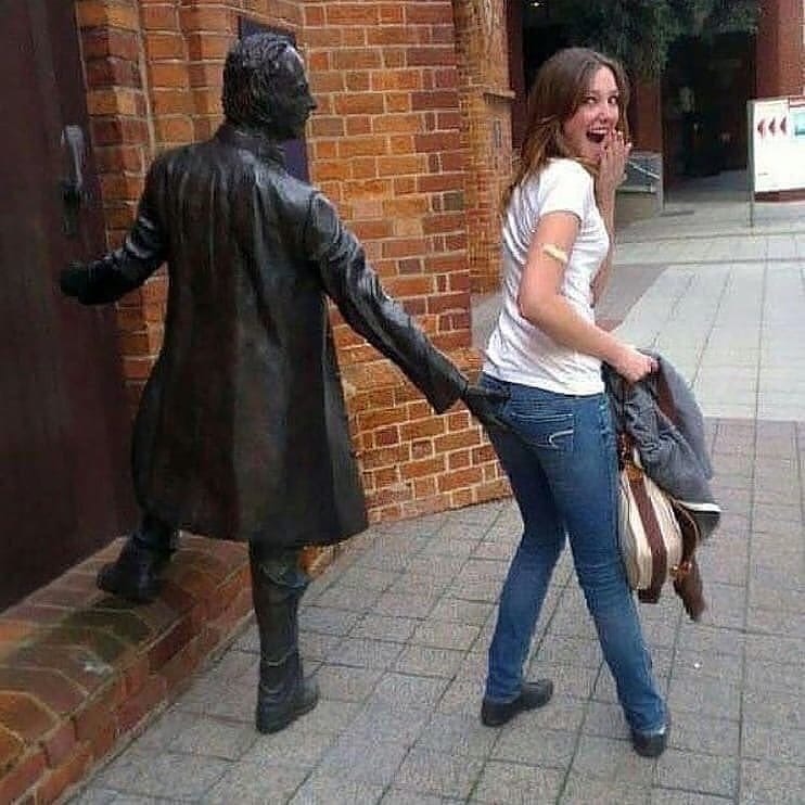 被玩坏了的雕塑…