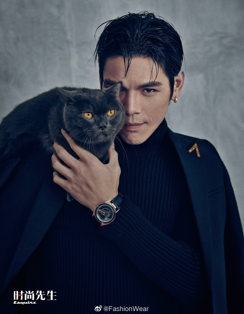 《时尚先生esquire》封面大片来袭,一身深色穿搭精致优雅