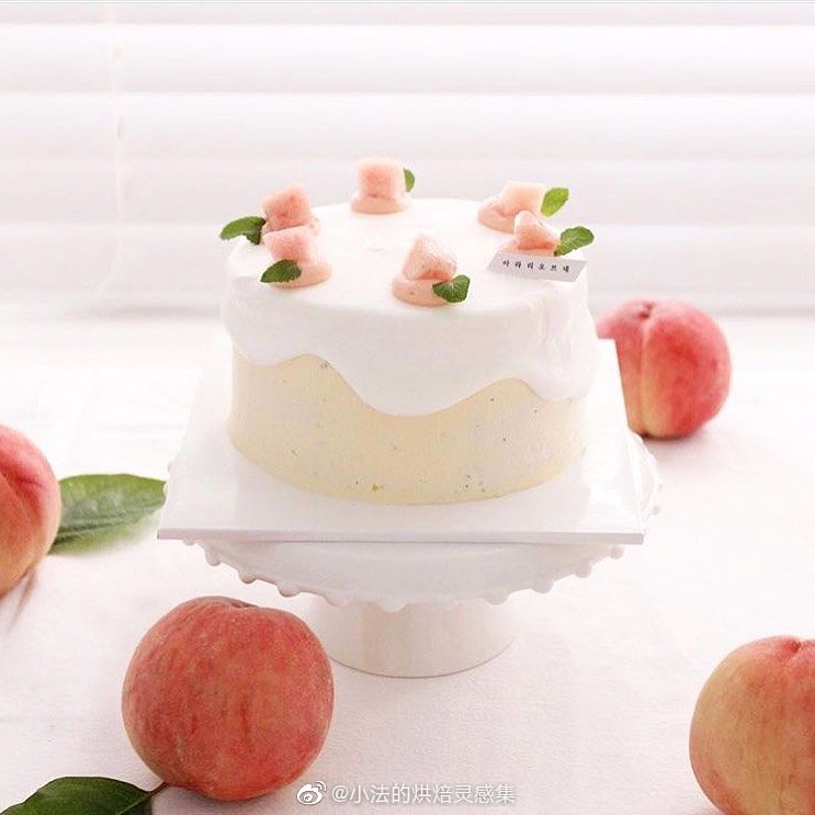 分享一组韩国私房的桃子蛋糕,用了淡奶油淋面,感觉很好吃的样子