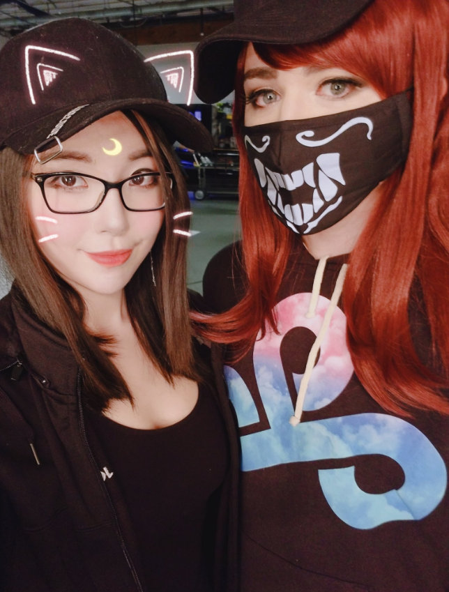 女装大佬sneaky带女友秀恩爱|女装|阿卡丽|小浪_新浪新闻