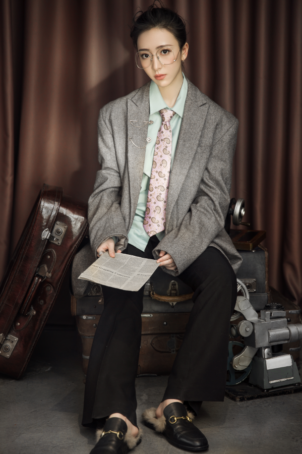 倪美诗英伦风写真首发 英气十足诠释多重"美"