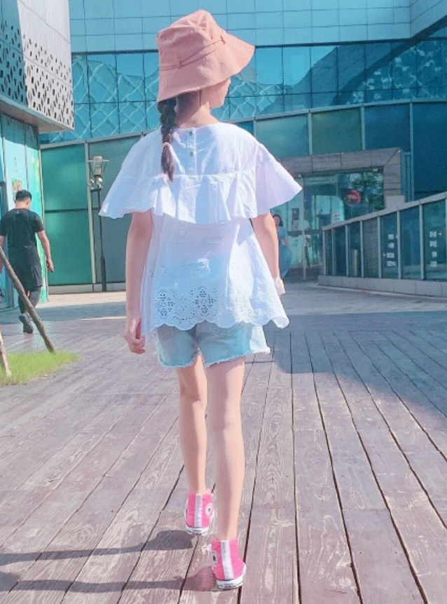 近距离看裴佳欣的五官看起来十分的精致,脚踩死亡芭比