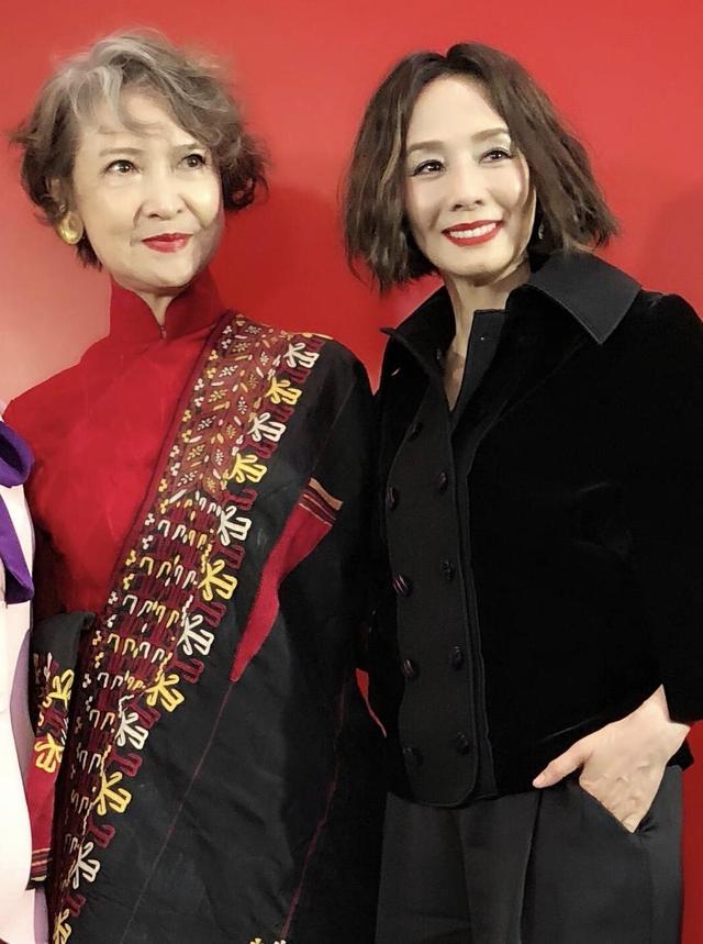 72岁潇芳芳与60岁毛舜筠合影,一个穿连衣裙高贵,一个穿西装洋气
