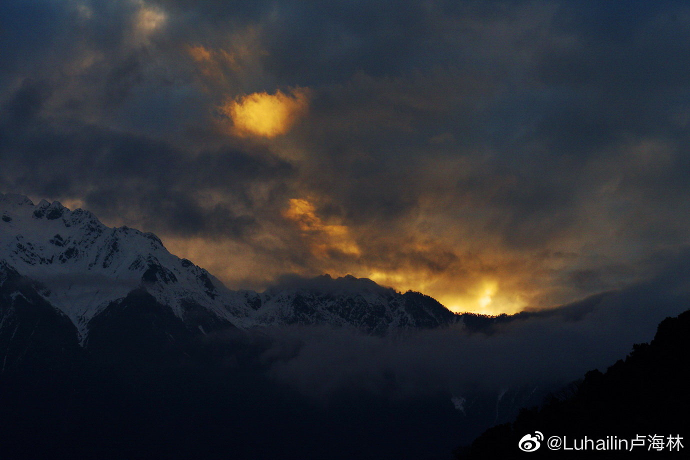 黎明的曙光已出现,梦里的春天多么美丽.