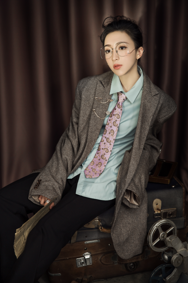 倪美诗英伦风写真首发 英气十足诠释多重"美"