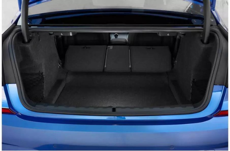 另外,后备箱盖是电控的.