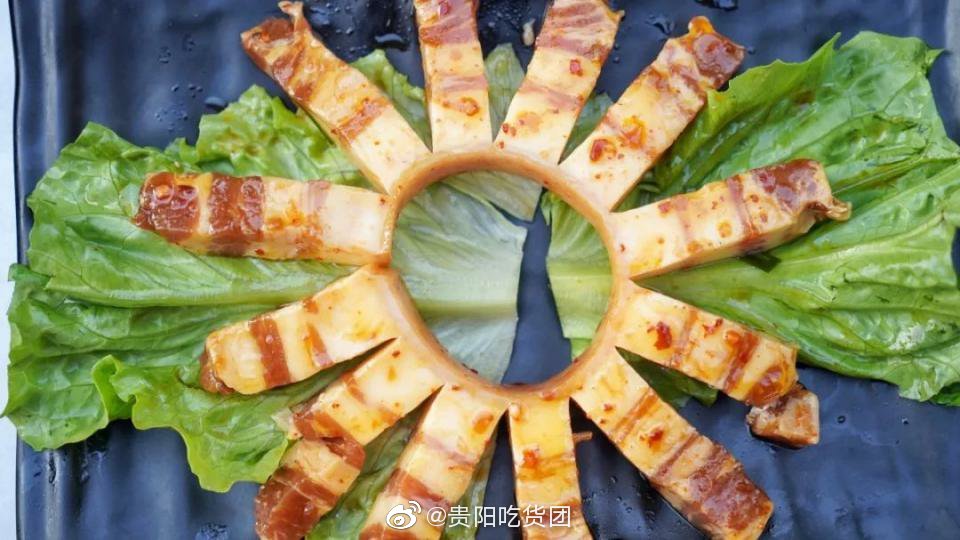 小编真的太爱坎坎上烤肉家的这坨五花肉了,肥瘦相间,切成小条状