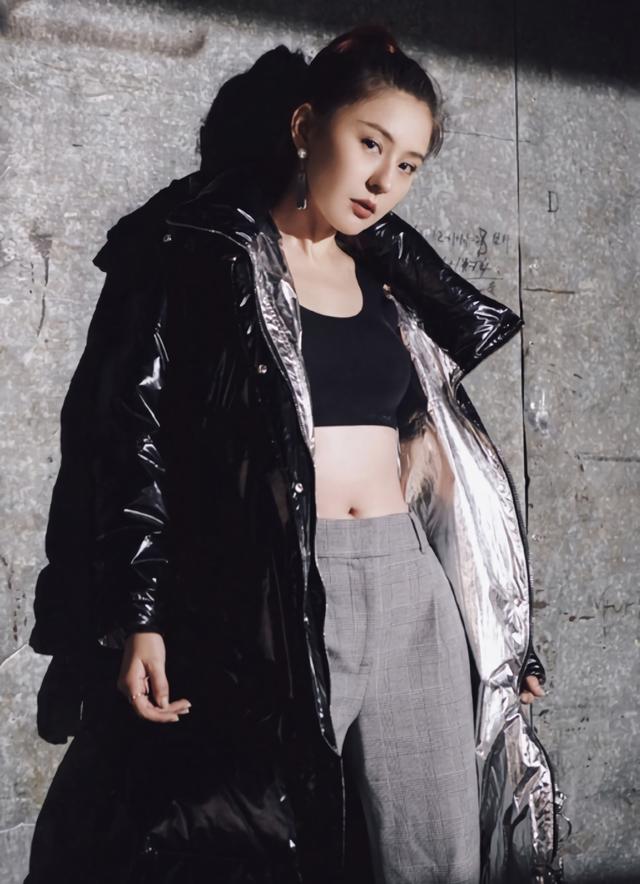 热依扎穿上"墨水服",却暴露了"螳螂腰",是让人眼红的身材!