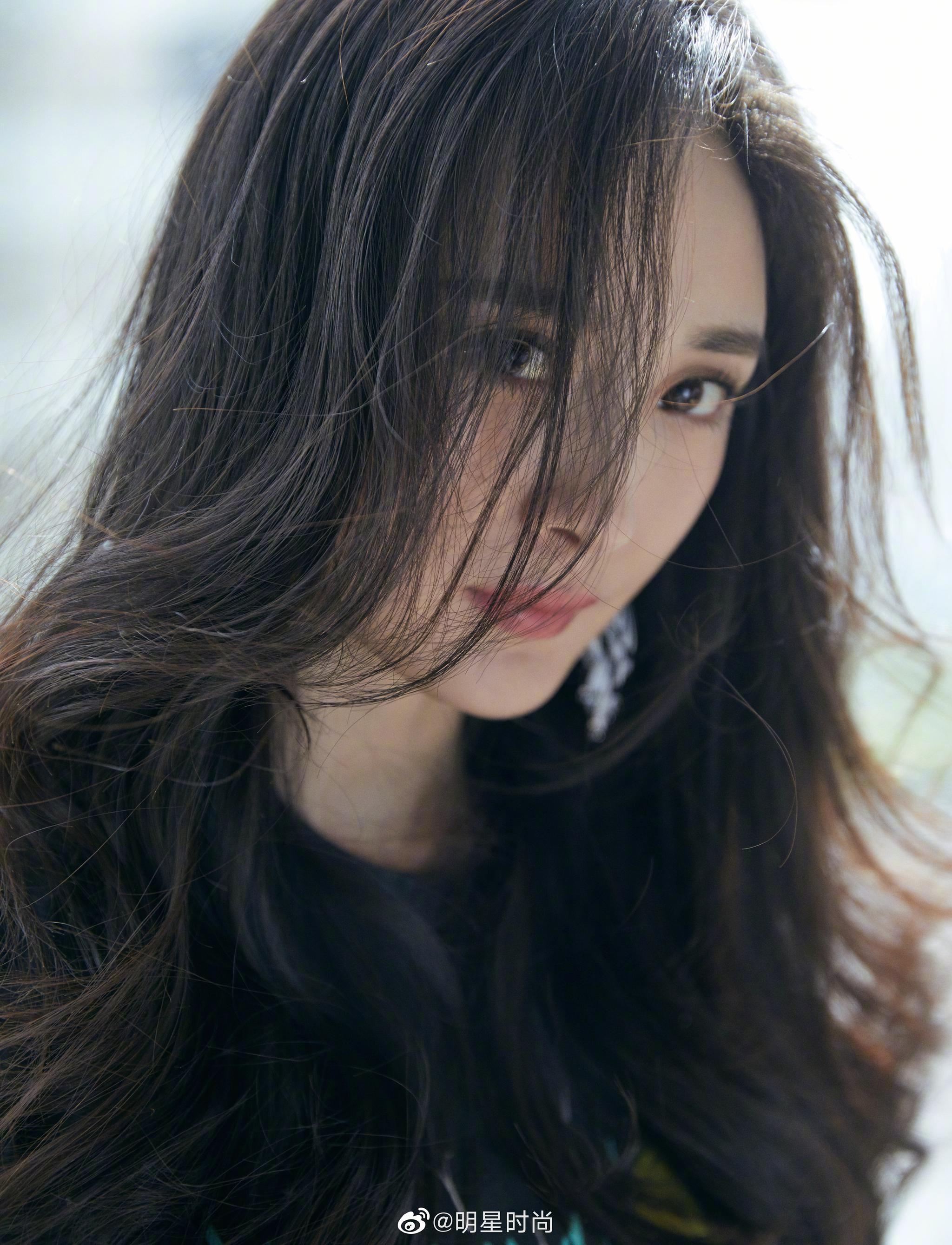 杨幂波浪红唇卷发,带有小女人的温柔,夸张的耳环配饰|小女人|耳环|红