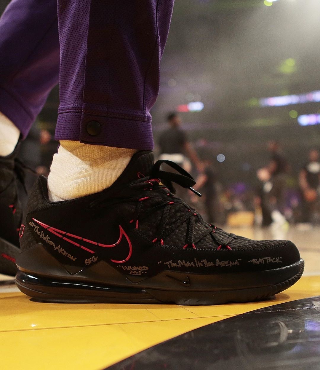 勒布朗·詹姆斯实物落场新鞋实战lebron 17 low