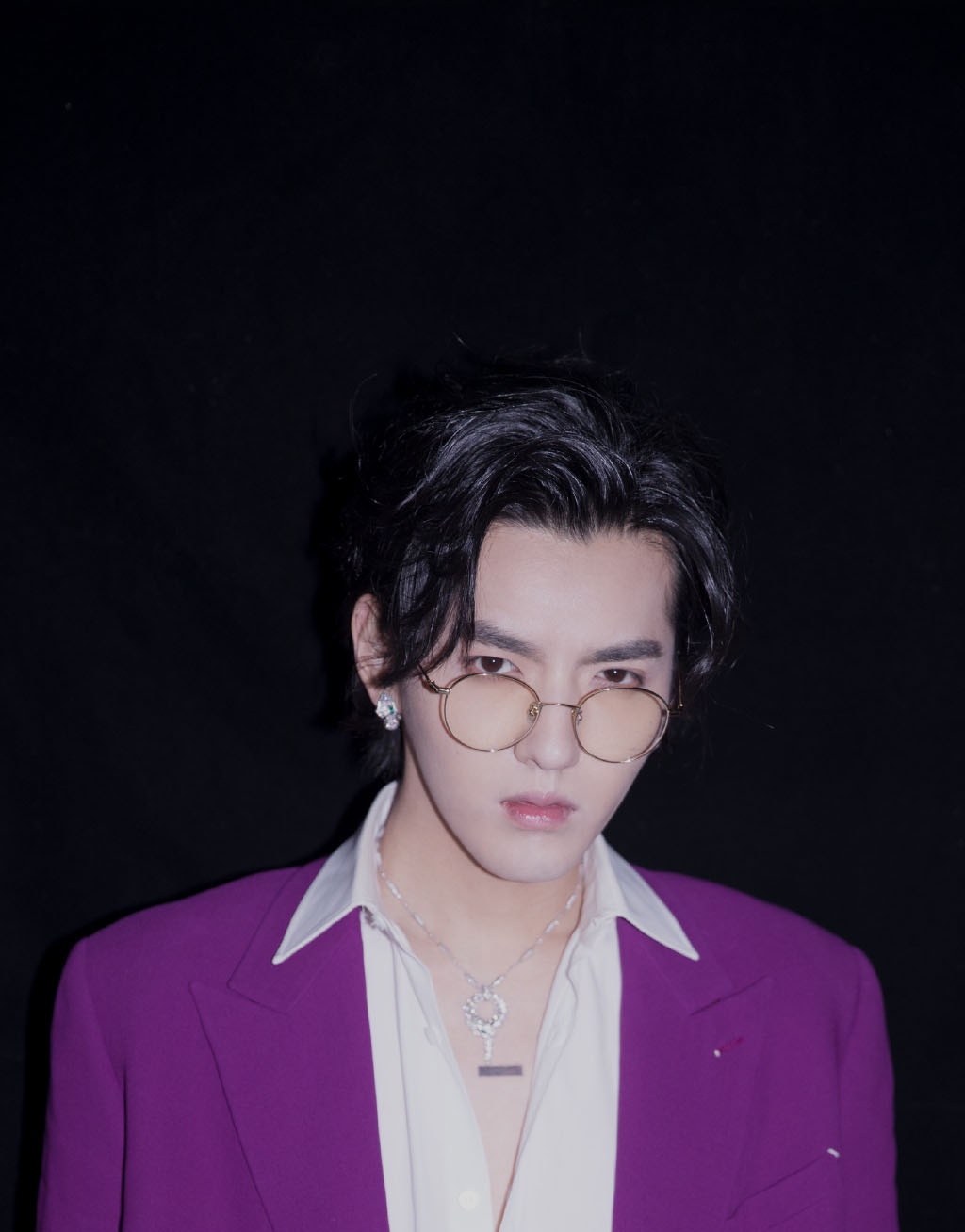 吴亦凡西装造型散发成熟魅力  化身贵公子总裁范