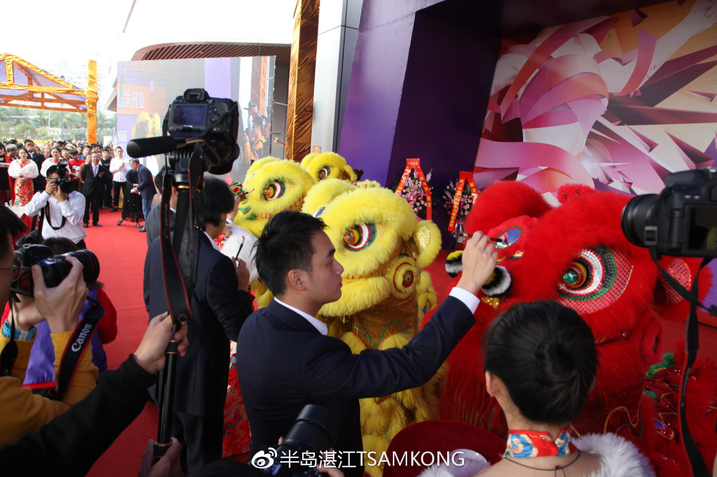 16万㎡国际级"商业航母"华都汇购物中心12月27日盛大试业