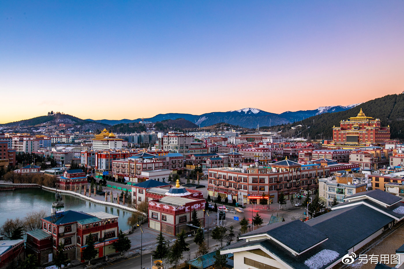 香格里拉市,被我们习惯性忘掉模样的心中的日月