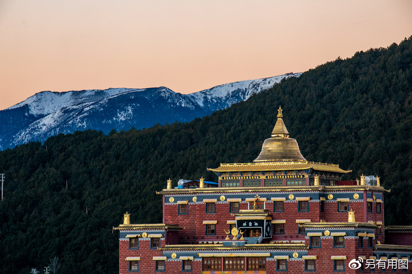 香格里拉市,被我们习惯性忘掉模样的心中的日月