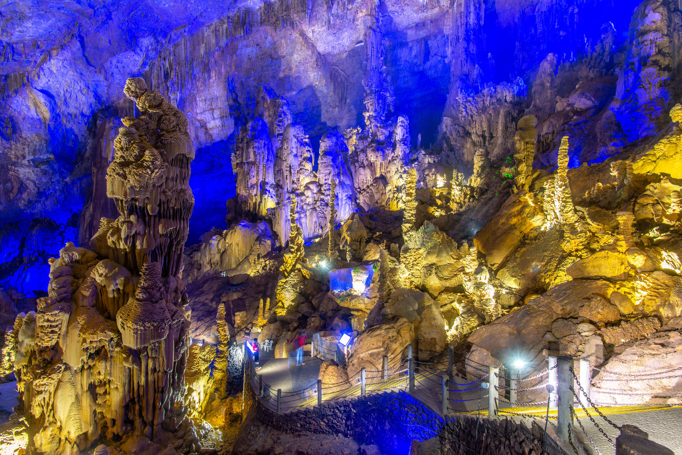 贵州这个溶洞,荣获众多世界之最,里面竟私藏了一双上帝之眼
