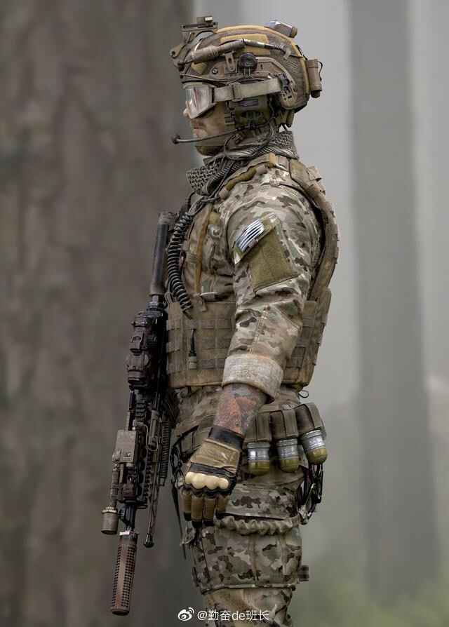 看看美国海豹突击队装备有先进的步枪头盔夜视仪防弹衣