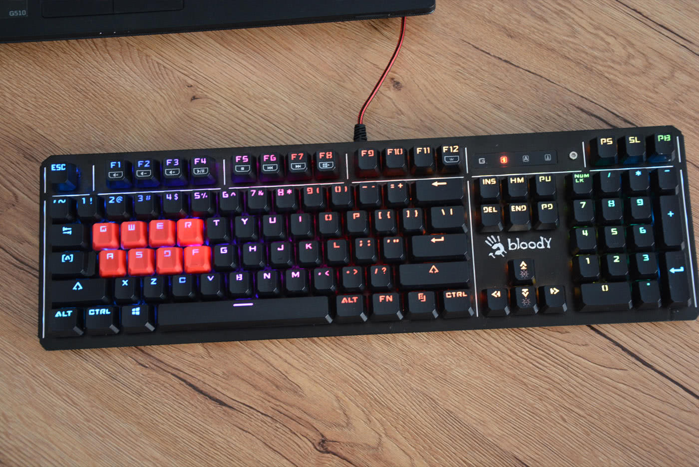 想要游戏玩的痛快双飞燕b975电竞机械键盘带你飞