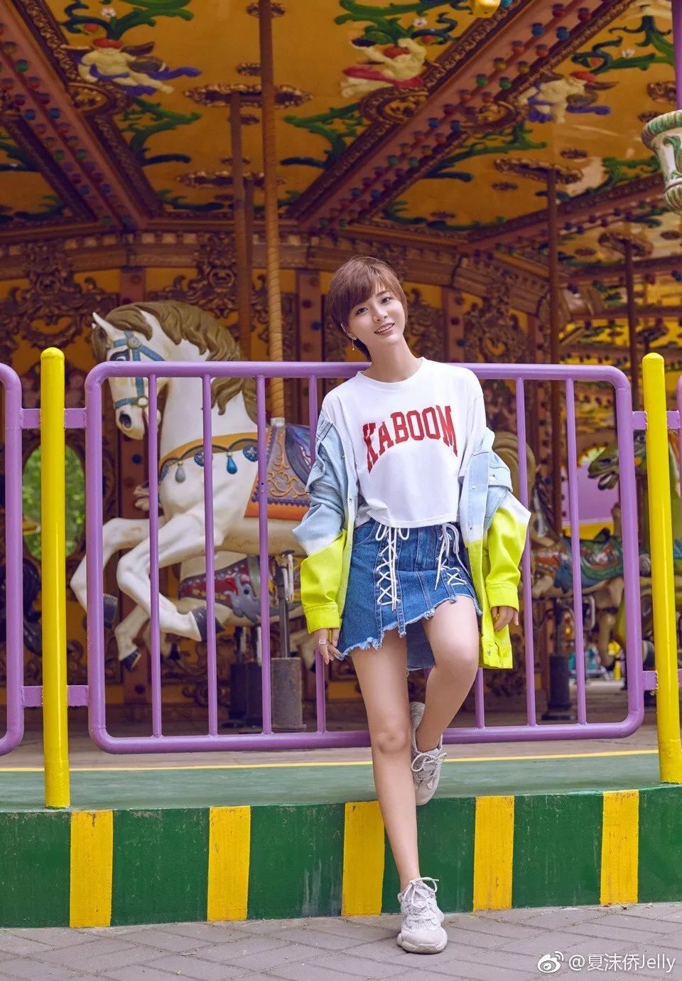 夏沫侨原名叫张莉,外貌长相甜美,而且身材优越,拥有一双白皙的大长腿.