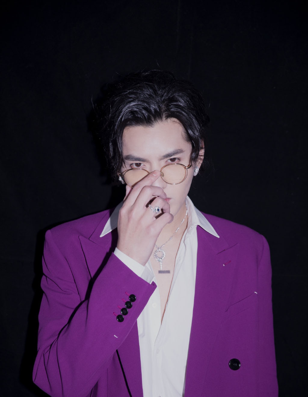 吴亦凡西装造型散发成熟魅力  化身贵公子总裁范