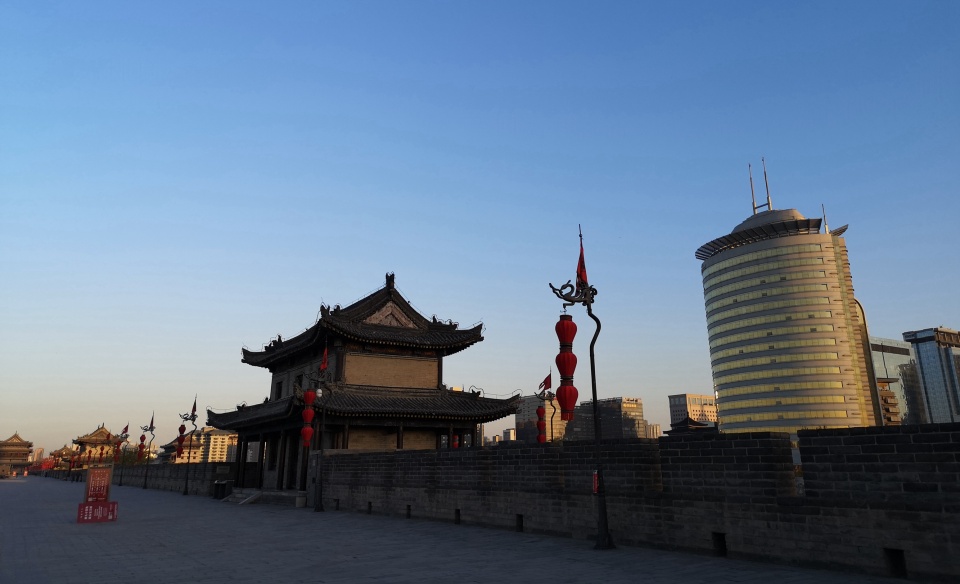 西安古城墙上可以跑车和操练 风雨沧桑一千四百多年仍稳固如山