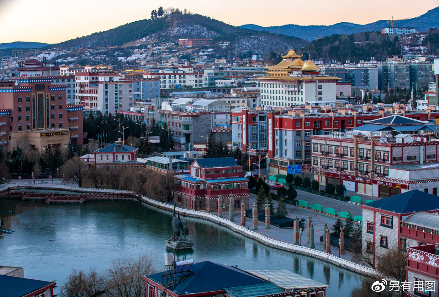 香格里拉市,被我们习惯性忘掉模样的心中的日月
