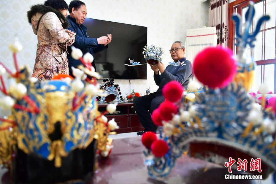石家庄七旬“民间巧匠”痴迷制作戏曲盔头_新浪新闻