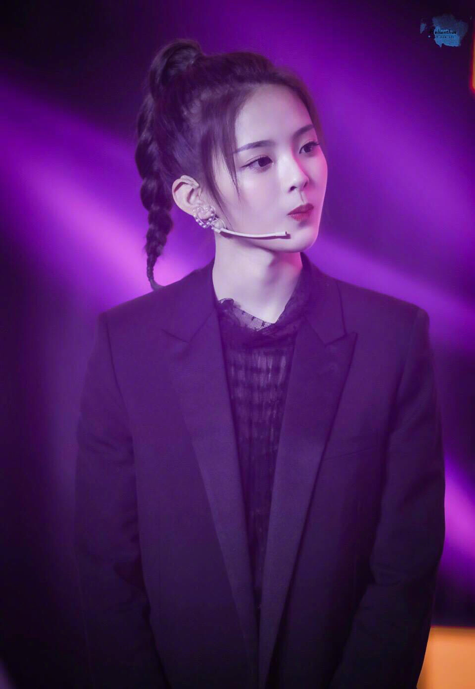 杨超越黑色西装可爱妹妹化身帅气酷girl风格百变的火箭少女101杨