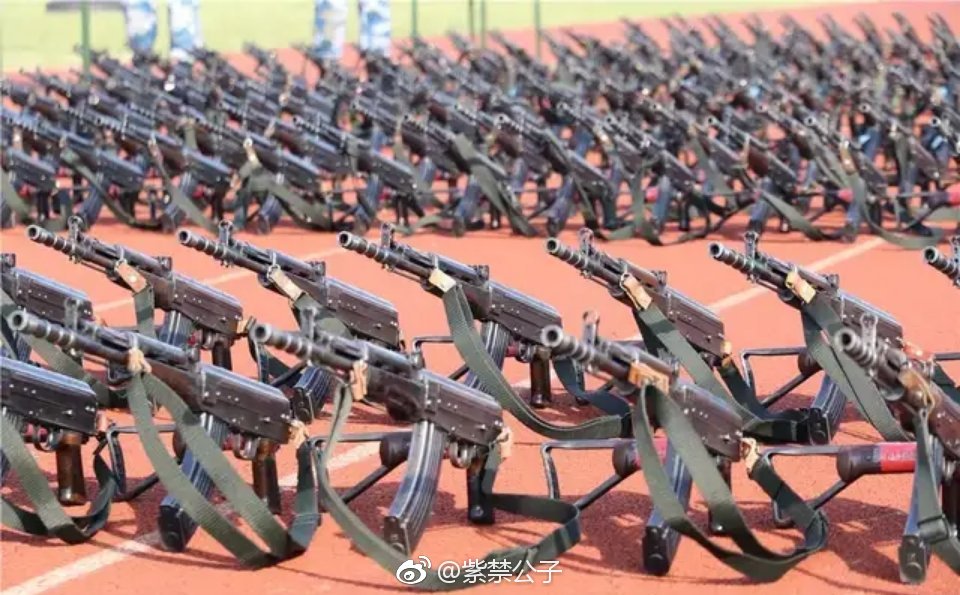 “我是中国人民解放军军人,我宣誓……”场下新兵戴着崭新的红肩章