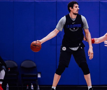 举高球戏耍浓眉,博班:能站着为啥要跳