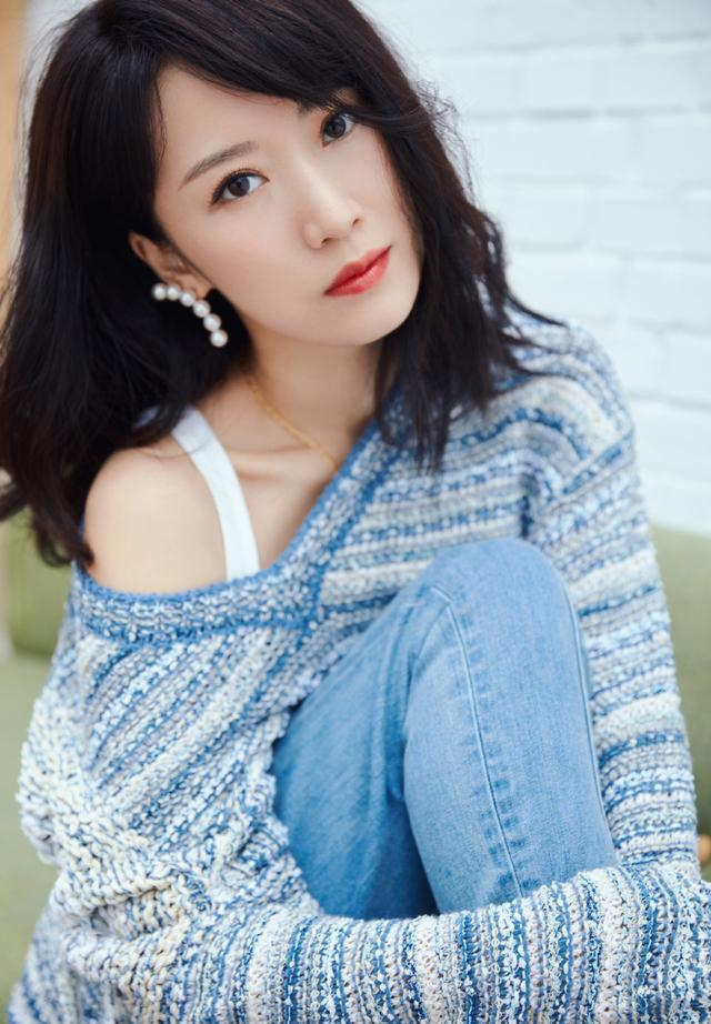 "阔太"李念也偏爱小清新,蓝白毛衣搭配九分牛仔裤,气质太清纯