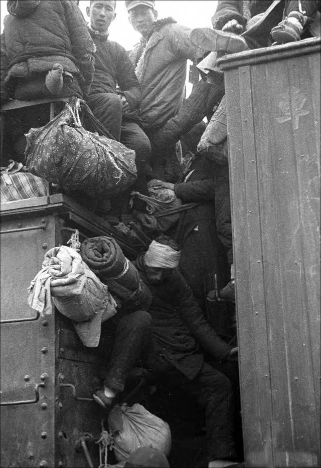 外国摄影师镜头下的1943年洛阳逃荒饥民,为生存扒火车逃离