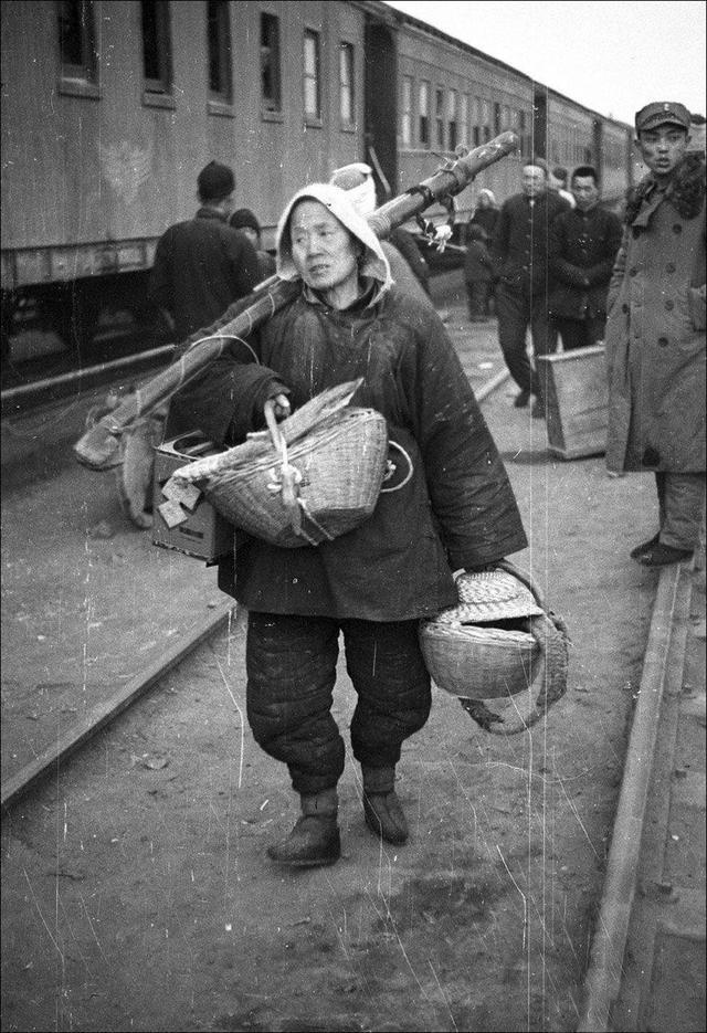 外国摄影师镜头下的1943年洛阳逃荒饥民,为生存扒火车逃离