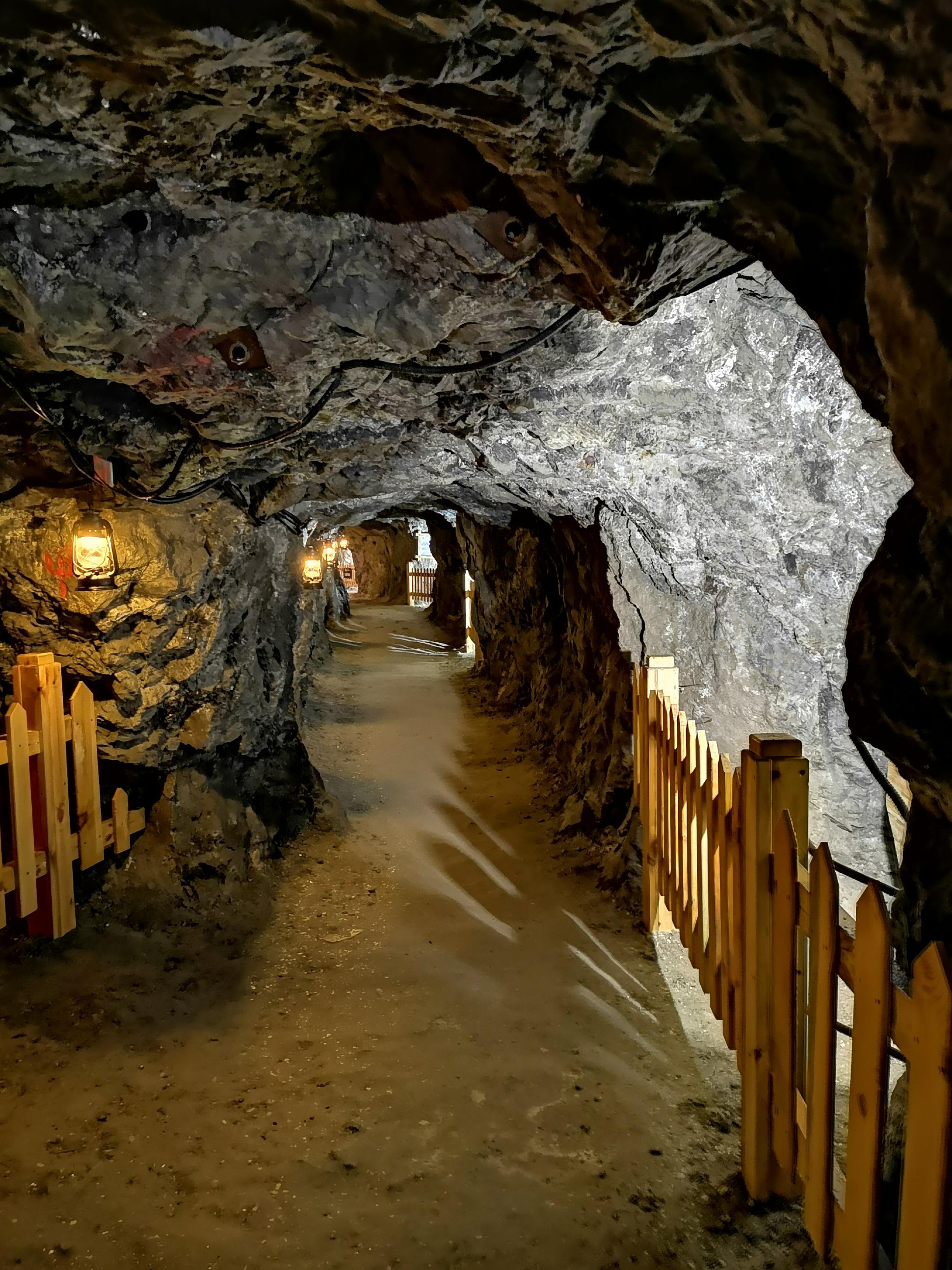 新疆阿依果斯矿洞