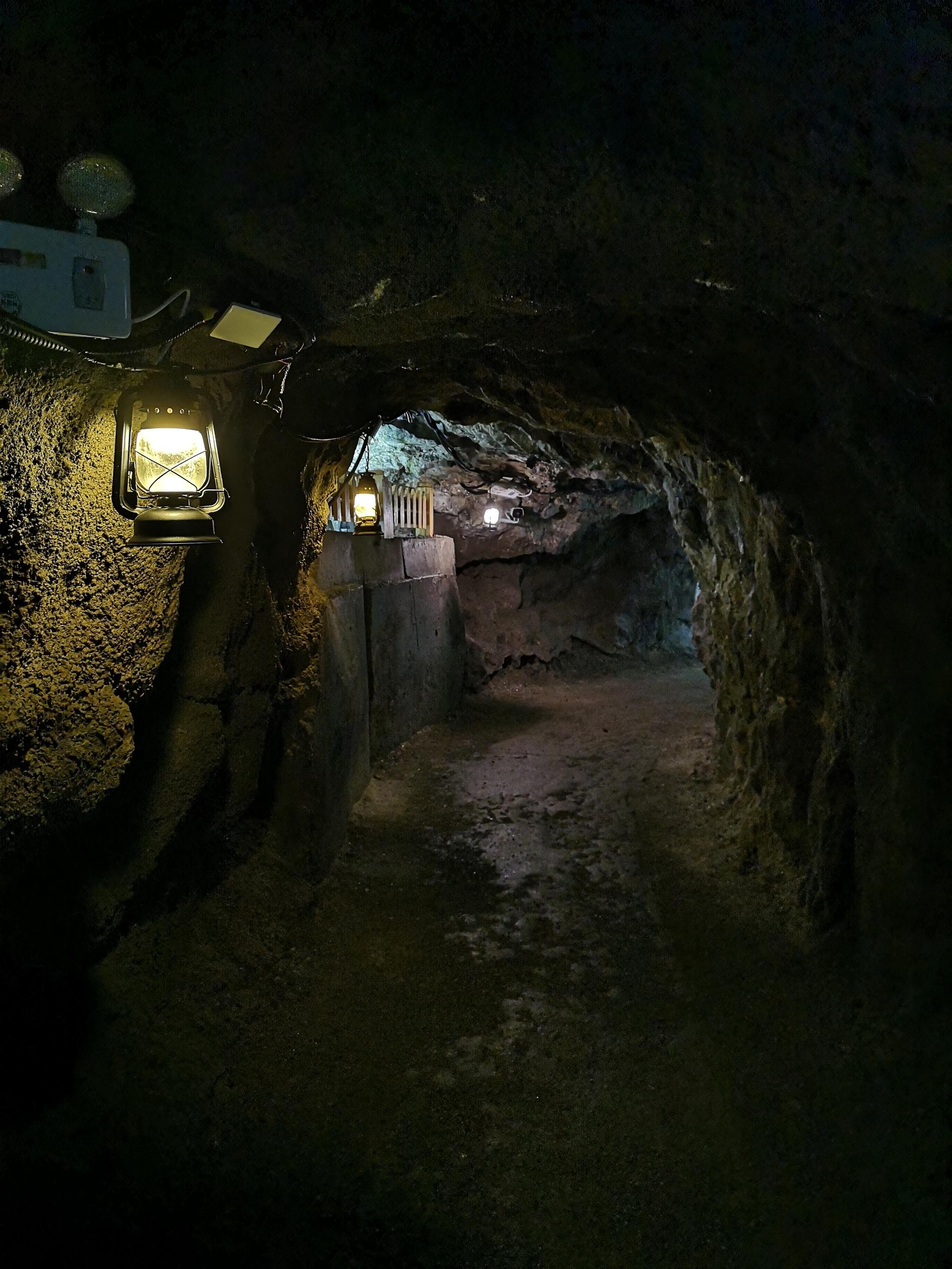 新疆阿依果斯矿洞