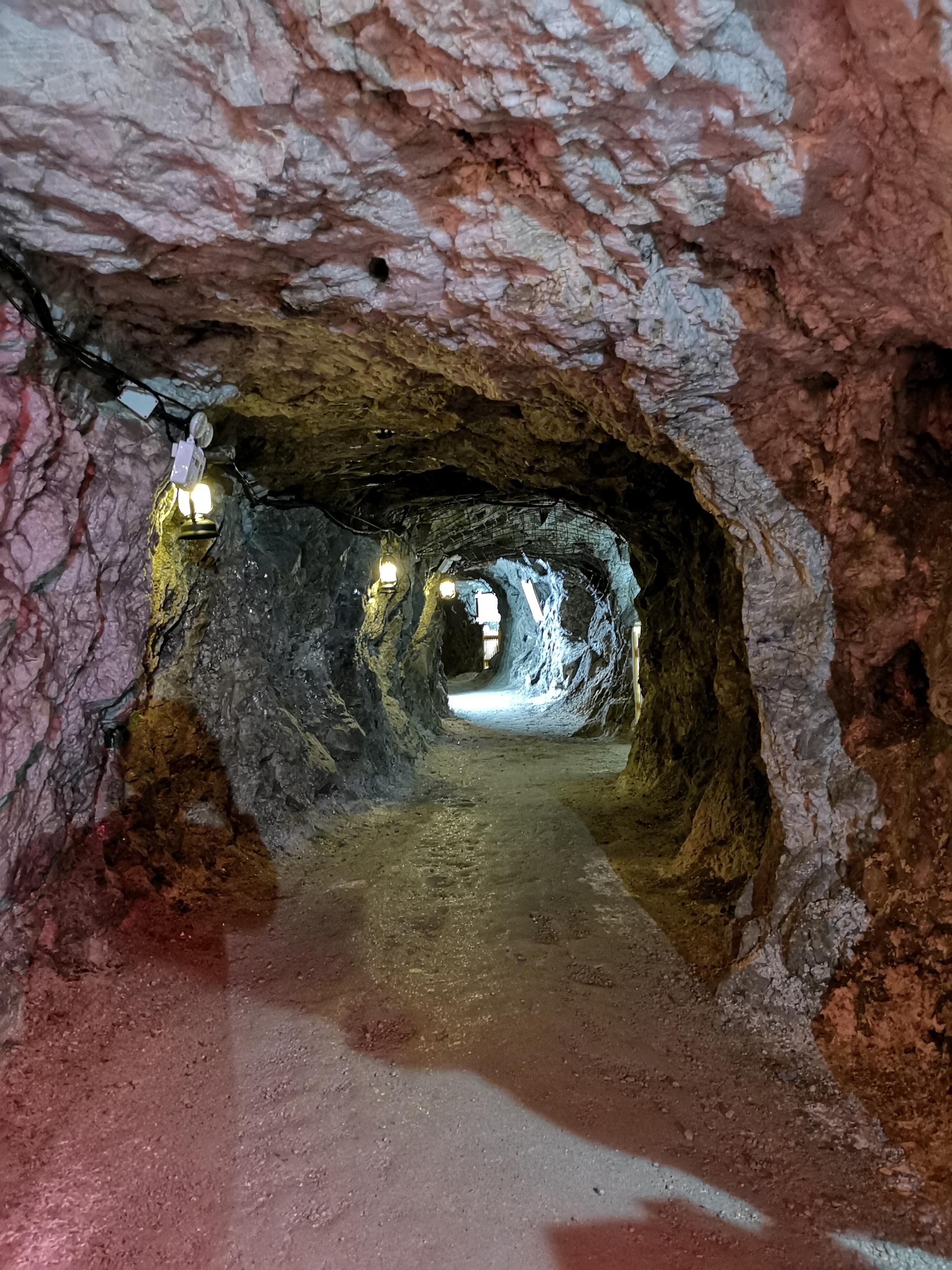 新疆阿依果斯矿洞