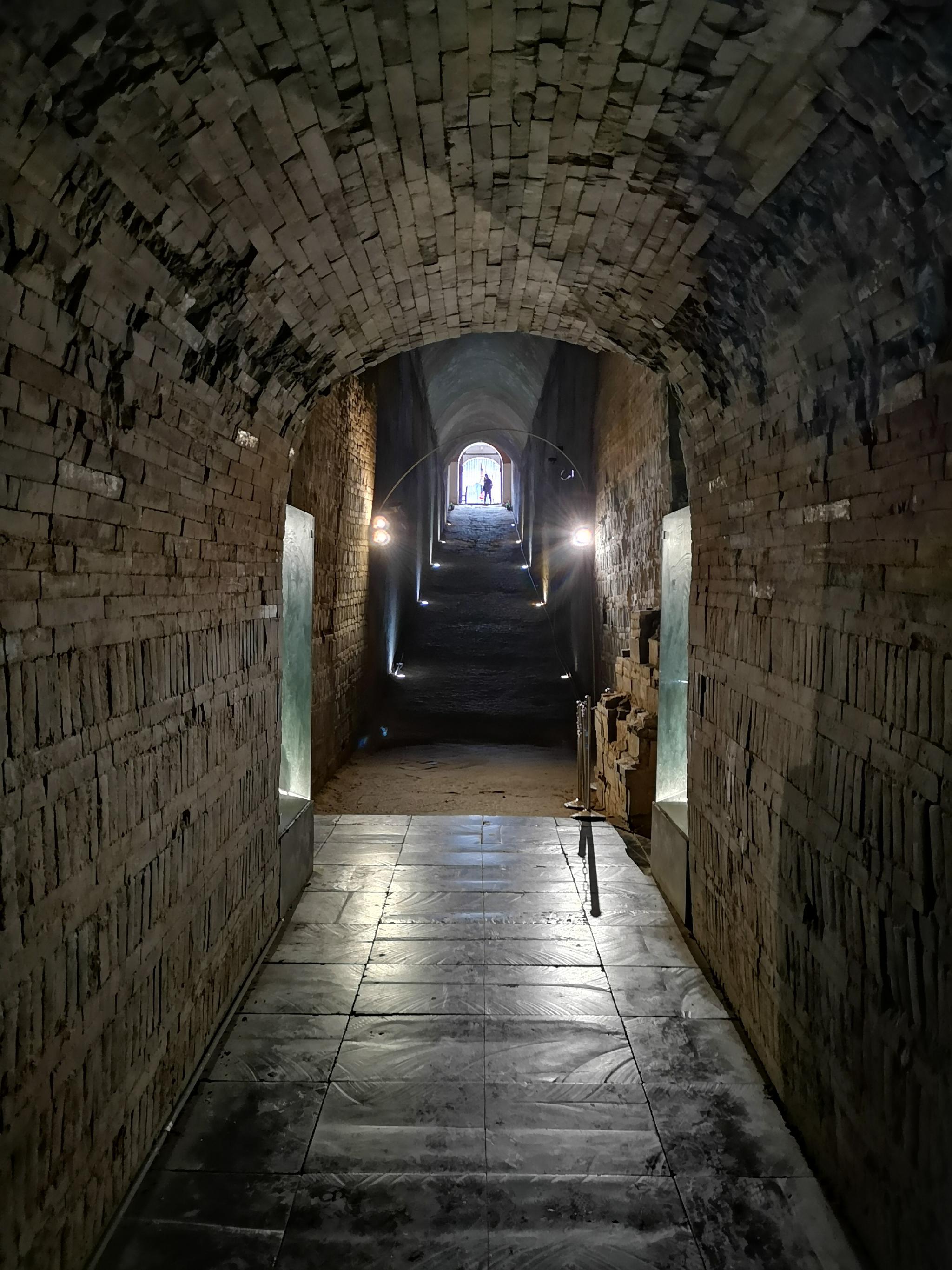 里面有北魏宣武帝的陵墓景陵,是唯一开放的北魏帝王陵墓地宫