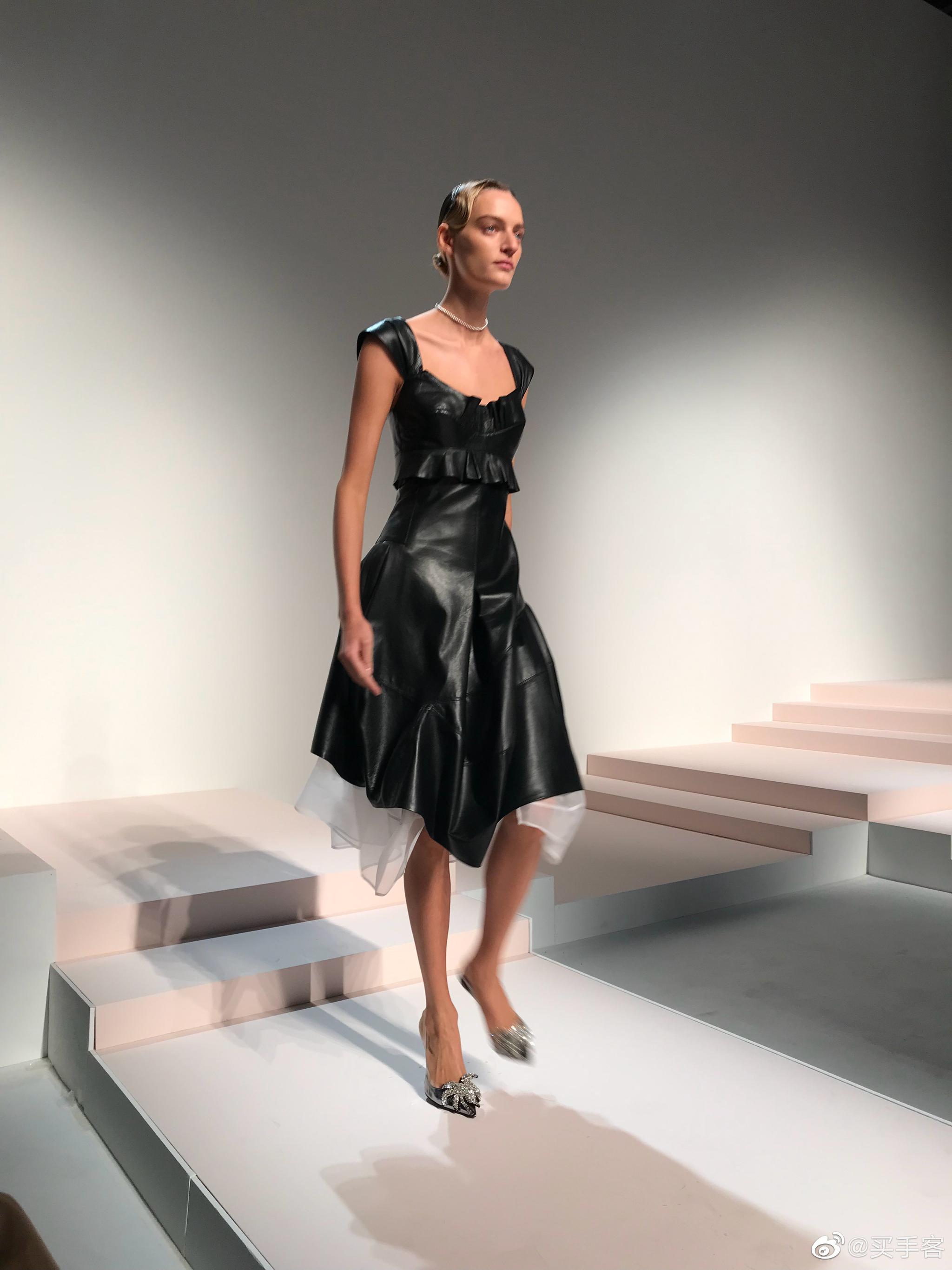 ermannoscervinoss2020中性气质的廓形外套马卡龙色