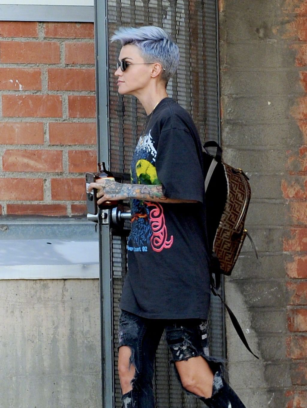 当地时间1月31日,ruby rose 一头蓝灰色短发,身背fendi双肩包