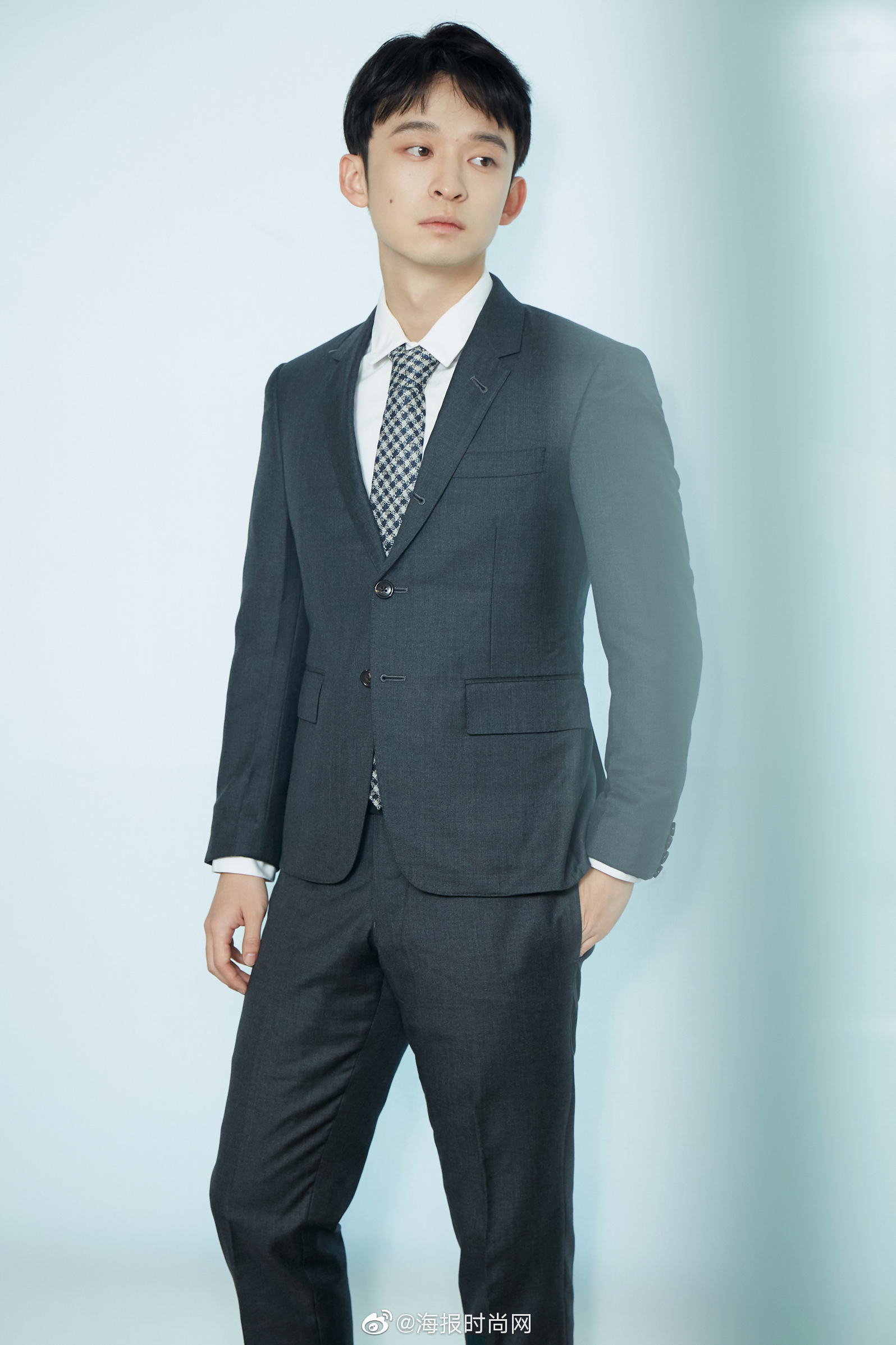 出席第28届金鸡百花电影节开幕式,一席青灰色西装点缀格纹领带