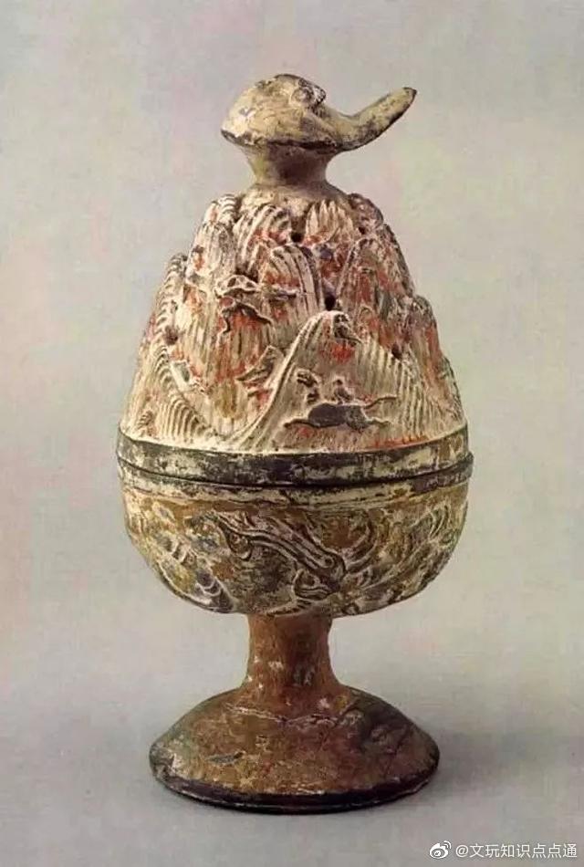 博山炉炉身呈半圆形上面有圆锥形盖似层层山峦