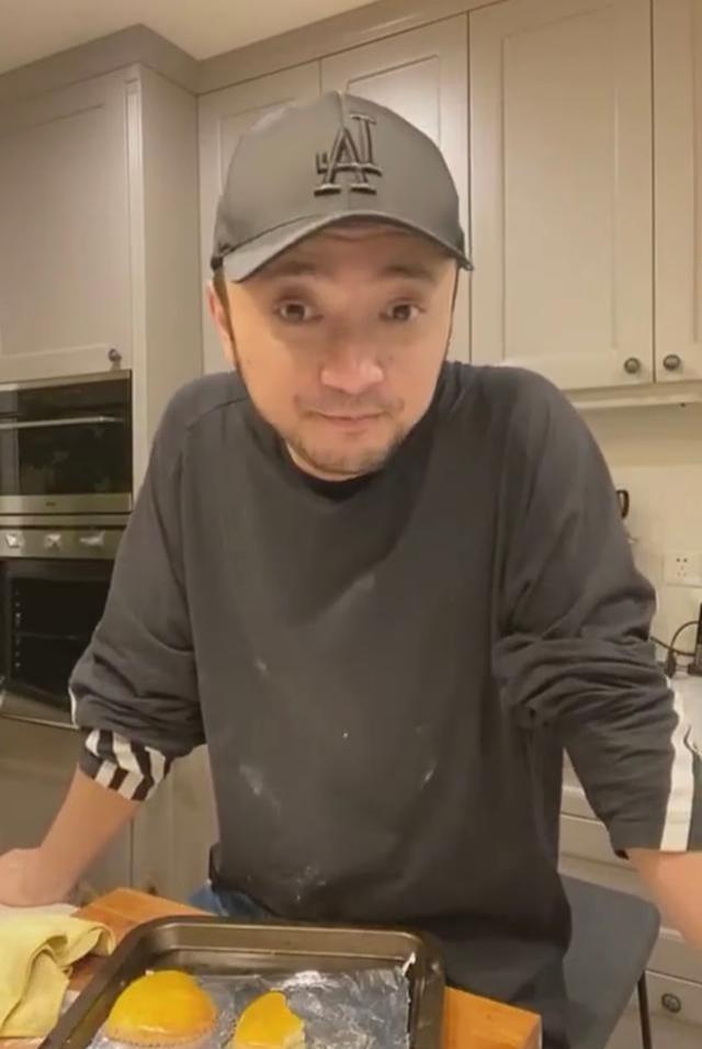 央视综艺一哥尼格买提好随意素颜出镜满脸络腮胡厨房装修素净