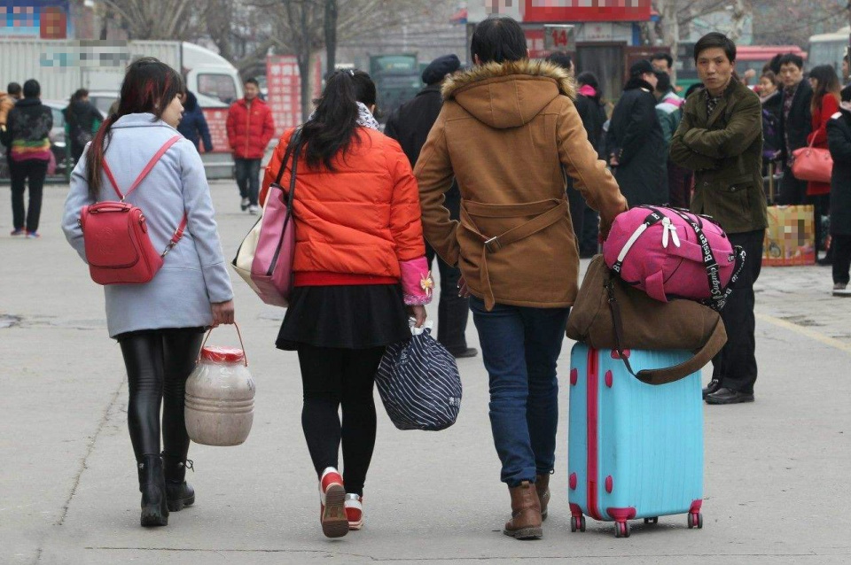 农村怪像外出打工的年轻人都不愿再回老家生活了这是为啥