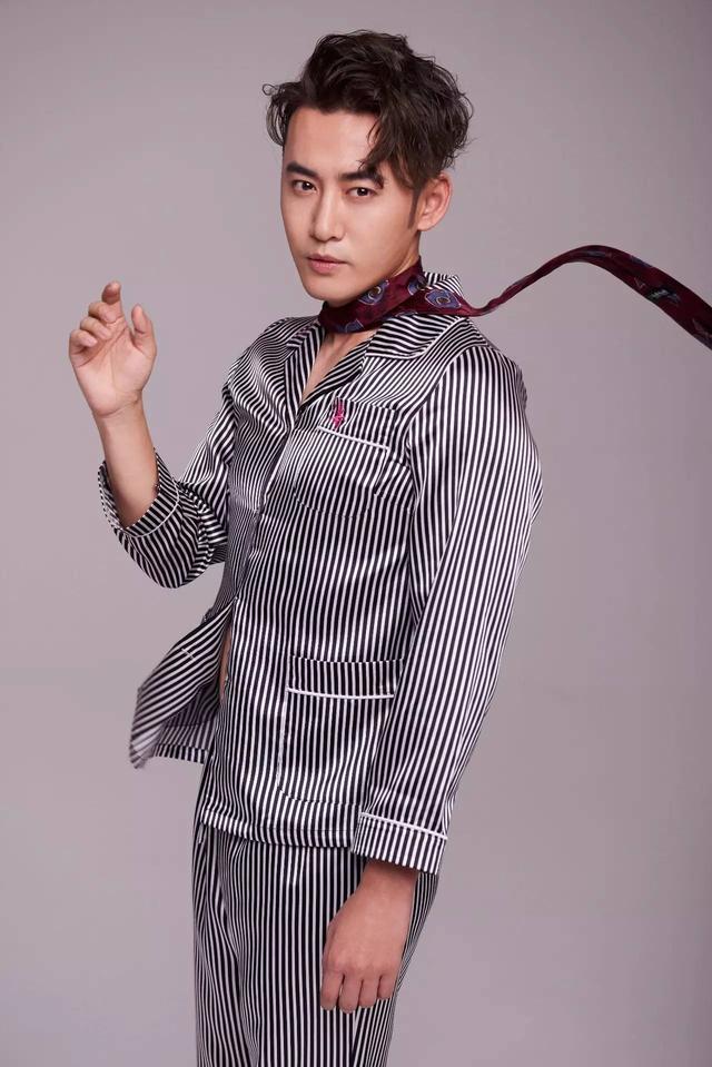 湖南卫视男主持,跨界当演员依然备受认可,老婆却是前国脚的前妻