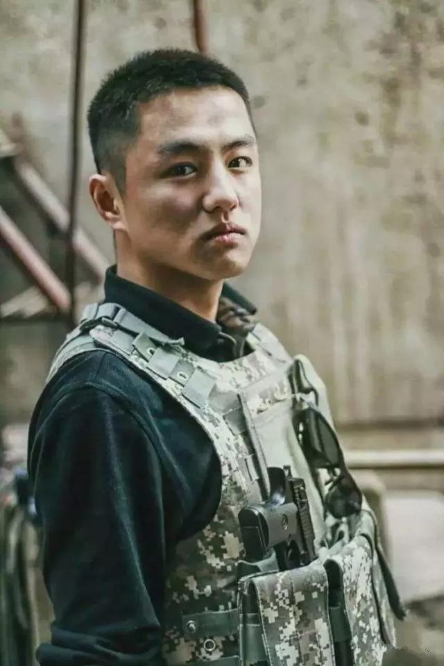 帅气军官撞脸彭于晏,暖男警察酷似宁泽涛,网友:能分配我一个吗