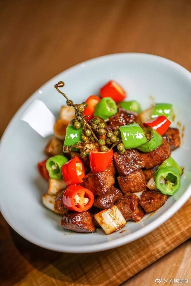 据说在成都人均600 的高端川菜馆卖的菜是这样的(看下图)